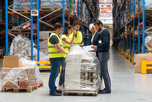 Logistikplanung: Team in der Halle