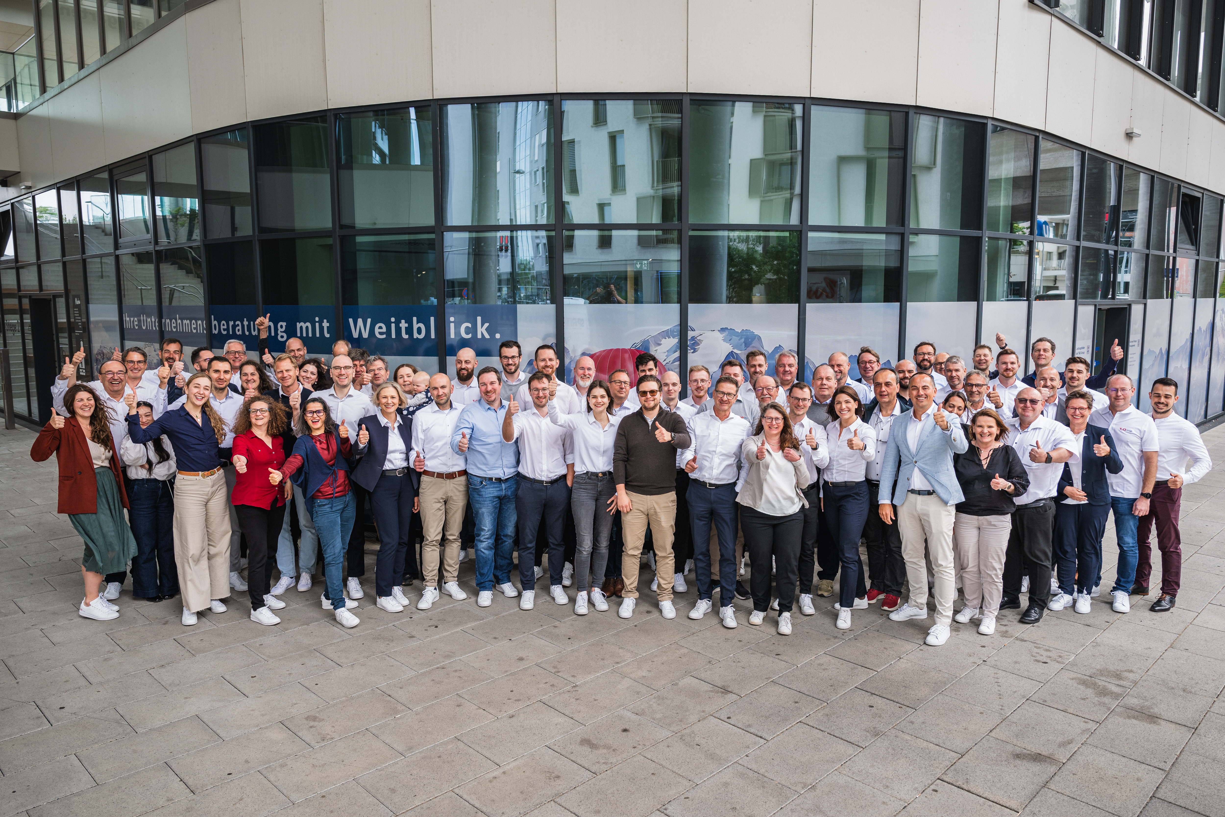 Das Team der T&O Group vor dem Büro in Wien